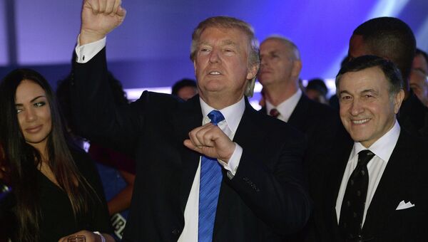 Американский миллиардер, телеведущий Дональд Трамп и президент Crocus Group Арас Агаларов на вечеринке после финала конкурса Мисс Вселенная 2013 Американский миллиардер, телеведущий Дональд Трамп и президент Crocus Group Арас Агаларов на вечеринке после финала конкурса Мисс Вселенная 2013