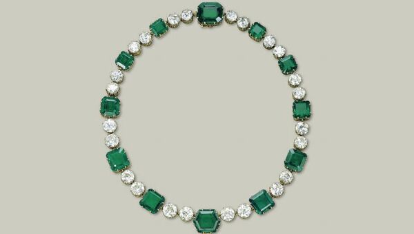 Ожерелье Cartier с двенадцатью изумрудами и двадцатью четырьмя бриллиантами Ожерелье Cartier с двенадцатью изумрудами и двадцатью четырьмя бриллиантами