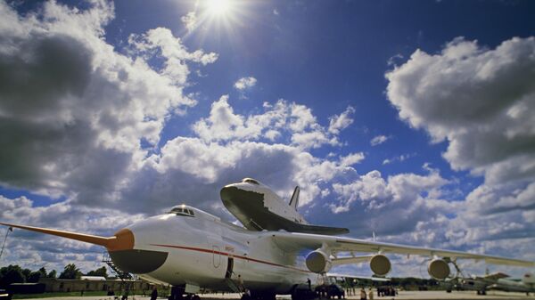 Самолет Ан-225 Мрия с космическим кораблем Буран на внешней подвеске