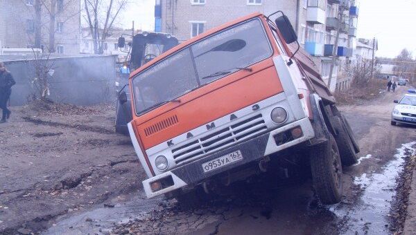 Грузовой автомобиль КамАЗ провалился под асфальт под Самарой. Фото с места события Грузовой автомобиль КамАЗ провалился под асфальт под Самарой. Фото с места события