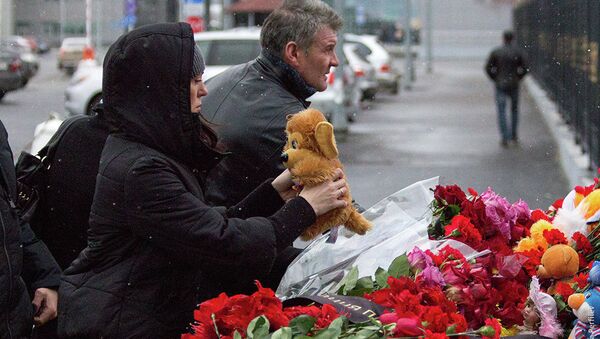 Алые гвоздики несут горожане к месту трагедии в Казани Алые гвоздики несут горожане к месту трагедии в Казани
