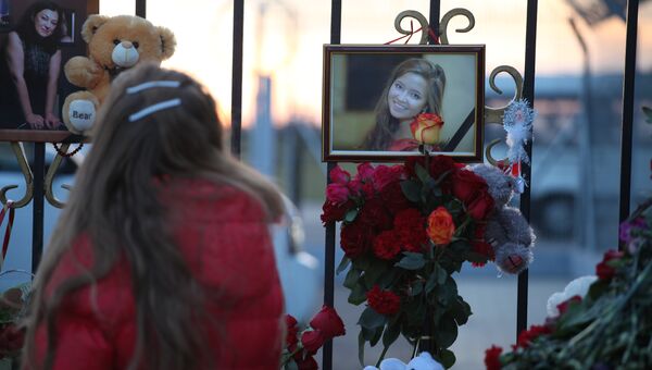 Казанцы приносят цветы ко второму терминалу международного аэропорта Казани Казанцы приносят цветы ко второму терминалу международного аэропорта Казани
