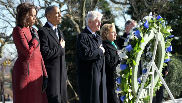 Президент США Барак Обама и бывший президент Билл Клинтон в сопровождении своих жен Мишель и Хиллари возложили венок на могилу Джона Кеннеди. Фото с места событий Президент США Барак Обама и бывший президент Билл Клинтон в сопровождении своих жен Мишель и Хиллари возложили венок на могилу Джона Кеннеди. Фото с места событий