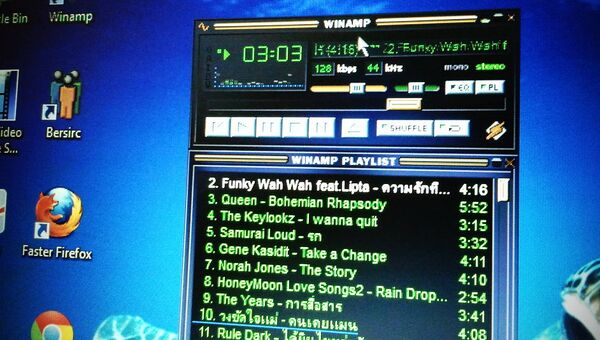 Плеер Winamp на мониторе компьютера. Архивное фото Плеер Winamp на мониторе компьютера. Архивное фото