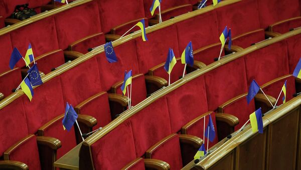 Украинские флаги и флаги Евросоюза видны перед началом заседания парламента в Киеве Украинские флаги и флаги Евросоюза видны перед началом заседания парламента в Киеве