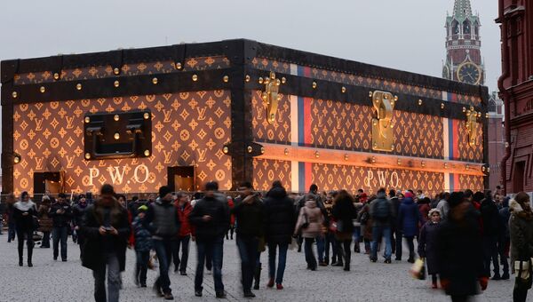 Павильон в виде чемодана Louis Vuitton на Красной площади, архивное фото Павильон в виде чемодана Louis Vuitton на Красной площади, архивное фото