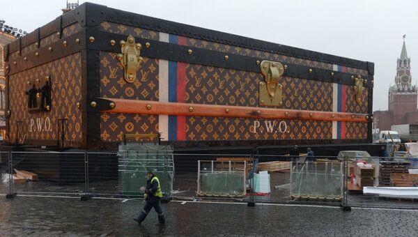 Сундук-павильон Louis Vuitton на Красной площади. Архивное фото Сундук-павильон Louis Vuitton на Красной площади. Архивное фото