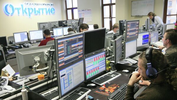 Работа трейдеров в инвестиционном банке Открытие. Архивное фото Работа трейдеров в инвестиционном банке Открытие. Архивное фото
