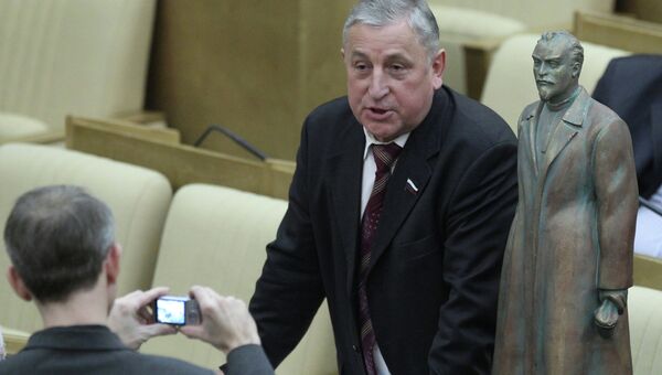 Первый заместитель председателя комитета Государственной Думы по аграрным вопросам Николай Харитонов позирует для снимка с макетом памятника Ф.Э. Дзержинскому Первый заместитель председателя комитета Государственной Думы по аграрным вопросам Николай Харитонов позирует для снимка с макетом памятника Ф.Э. Дзержинскому