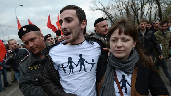 Сотрудники полиции задерживают православного активиста Дмитрия Энтео (Цорионова) на митинге оппозиции на Болотной площади в Москве. Архивное фото Сотрудники полиции задерживают православного активиста Дмитрия Энтео (Цорионова) на митинге оппозиции на Болотной площади в Москве. Архивное фото