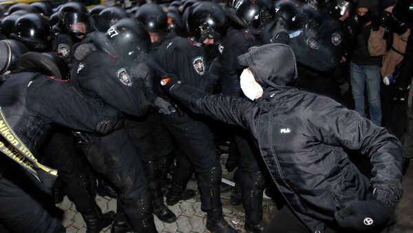 Митингующий в Киеве использовал газовый баллончик против сотрудника правоохранительных органов Митингующий в Киеве использовал газовый баллончик против сотрудника правоохранительных органов
