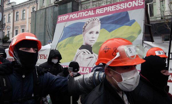 Плакат с изображением Юлии Тимошенко на митинге сторонников евроинтеграции в Киеве Плакат с изображением Юлии Тимошенко на митинге сторонников евроинтеграции в Киеве