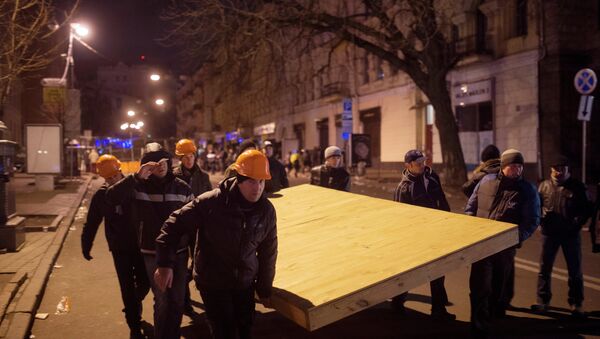Рабочие, поддерживающие сторонников евроинтеграции, помогают строить баррикады в центре Киева. Фото с места событий Рабочие, поддерживающие сторонников евроинтеграции, помогают строить баррикады в центре Киева. Фото с места событий