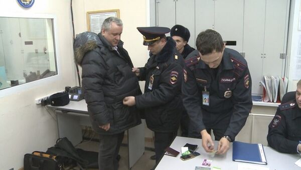 Мужчина, снятый с рейса Красноярск - Москва, в дежурной части линейного отдела МВД РФ в аэропорту Толмачево (Новосибирск) Мужчина, снятый с рейса Красноярск - Москва, в дежурной части линейного отдела МВД РФ в аэропорту Толмачево (Новосибирск)