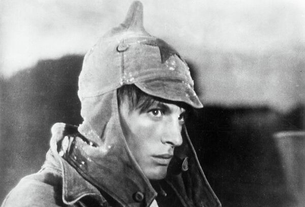 Кадр из фильма Павел Корчагин, 1957 год. В роли Павла Корчагина артист Василий Лановой Кадр из фильма Павел Корчагин, 1957 год. В роли Павла Корчагина артист Василий Лановой