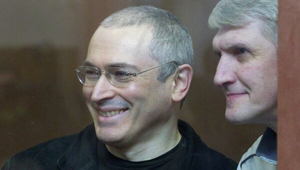 Экс-глава ЮКОСа Михаил Ходорковский и экс-глава МФО Менатеп Платон Лебедев (слева направо) в Хамовническом суде Москвы. Архивное фото Экс-глава ЮКОСа Михаил Ходорковский и экс-глава МФО Менатеп Платон Лебедев (слева направо) в Хамовническом суде Москвы. Архивное фото