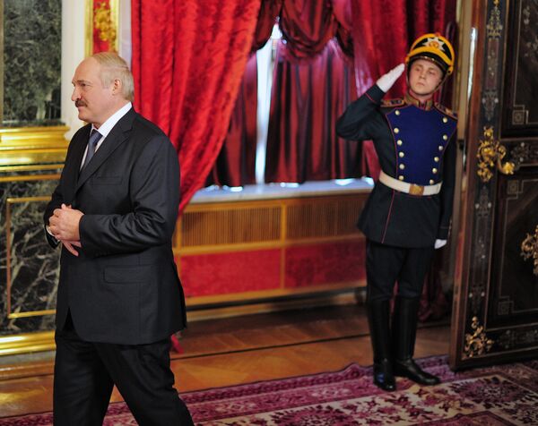 Президент Белоруссии Александр Лукашенко (слева) перед началом очередного заседания Межгоссовета ЕврАзЭС Президент Белоруссии Александр Лукашенко (слева) перед началом очередного заседания Межгоссовета ЕврАзЭС
