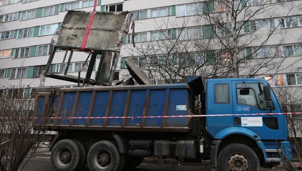 Разбор завалов в жилом доме на улице Ольги Форш в Петербурге после взрыва. Фото с места события Разбор завалов в жилом доме на улице Ольги Форш в Петербурге после взрыва. Фото с места события