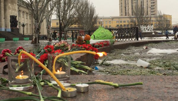 Цветы возле места взрыва в Волгограде, архивное фото Цветы возле места взрыва в Волгограде, архивное фото