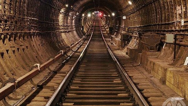 Тоннель в петербургском метрополитене. Архивное фото Тоннель в петербургском метрополитене. Архивное фото