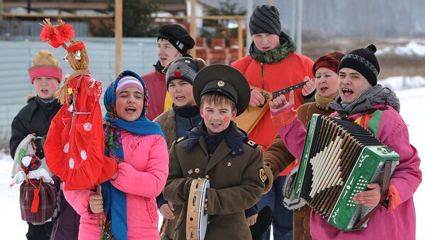 Святочные гадания и колядки. Архивное фото Святочные гадания и колядки. Архивное фото