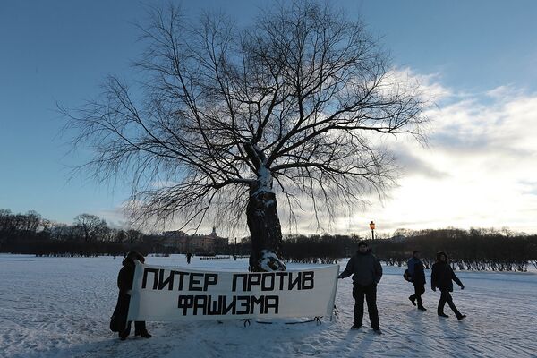 Акция памяти об убитых Маркелове и Бабуровой на Марсовом поле в Петербурге. Фото с места события Акция памяти об убитых Маркелове и Бабуровой на Марсовом поле в Петербурге. Фото с места события