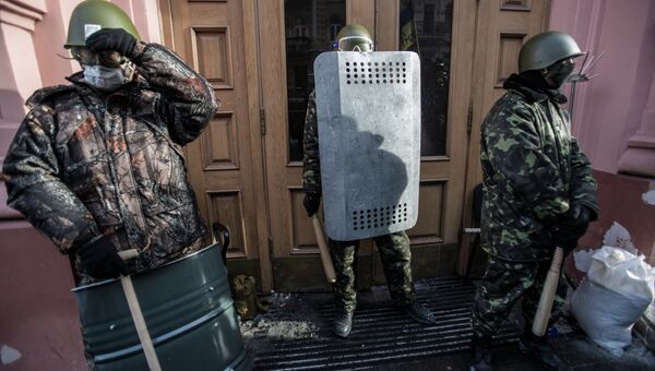 Сторонники оппозиции у входа в захваченное протестующими здание Министерства юстиции Украины. Архивное фото Сторонники оппозиции у входа в захваченное протестующими здание Министерства юстиции Украины. Архивное фото