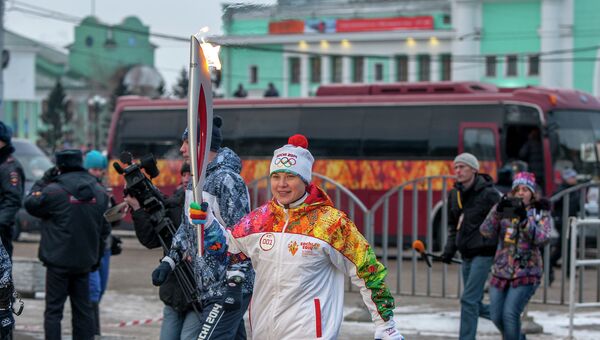 Олимпийская чемпионка по биатлону Анна Богалий во время эстафеты олимпийского огня в Новосибирске, архивное фото Олимпийская чемпионка по биатлону Анна Богалий во время эстафеты олимпийского огня в Новосибирске, архивное фото