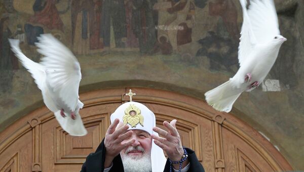 Патриарх Московский и всея Руси Кирилл выпускает в небо голубей. Архивное фото Патриарх Московский и всея Руси Кирилл выпускает в небо голубей. Архивное фото