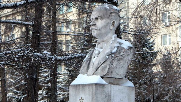 Памятник председателю исполкома Новониколаевского совета рабочих и крестьян Василию Романову Памятник председателю исполкома Новониколаевского совета рабочих и крестьян Василию Романову