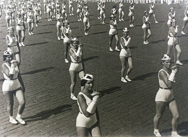 Фотография Фехтовальщицы. 1936 Автор: Александр Родченко. Фото из серии Спортивный парад на Красной площади Фотография Фехтовальщицы. 1936 Автор: Александр Родченко. Фото из серии Спортивный парад на Красной площади