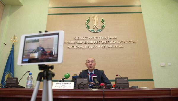 Председатель Национального Банка Республики Казахстан Кайрат Келимбетов на пресс-конференции, посвященной девальвации тенге. 11 февраля 2014 Председатель Национального Банка Республики Казахстан Кайрат Келимбетов на пресс-конференции, посвященной девальвации тенге. 11 февраля 2014
