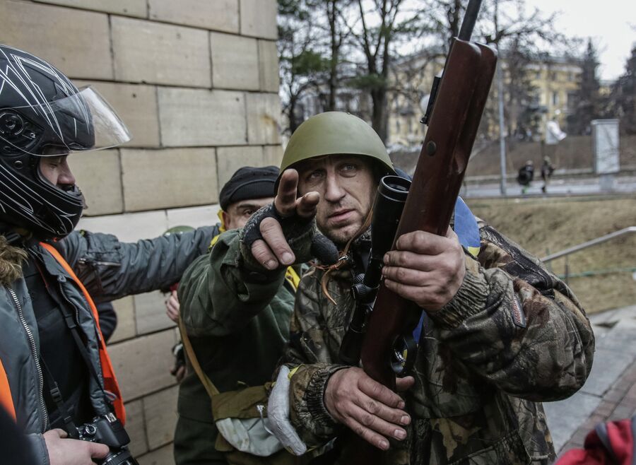 Сторонники оппозиции с оружием на площади Независимости в Киеве Сторонники оппозиции с оружием на площади Независимости в Киеве