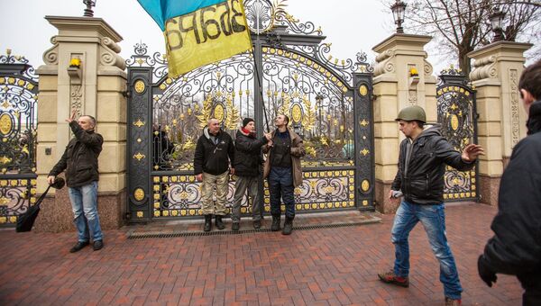 Сторонники оппозиции у ворот оставленной резиденции президента Украины Виктора Януковича Межигорье. Архивное фото. Сторонники оппозиции у ворот оставленной резиденции президента Украины Виктора Януковича Межигорье. Архивное фото.