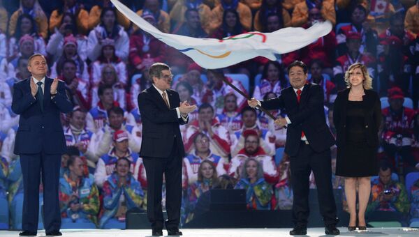 Президент Международного олимпийского комитета Томас Бах (второй слева) передает Олимпийский флаг мэру города Пхенчхана Ли Сок Рэ Президент Международного олимпийского комитета Томас Бах (второй слева) передает Олимпийский флаг мэру города Пхенчхана Ли Сок Рэ