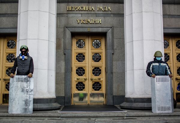 Сторонники оппозиции охраняют вход в здание Верховной Рады Украины в Киеве Сторонники оппозиции охраняют вход в здание Верховной Рады Украины в Киеве