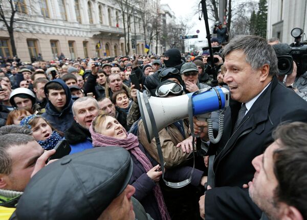 Новый министр внутренних дел Украины Арсен Аваков у здания украинского парламента в Киеве Новый министр внутренних дел Украины Арсен Аваков у здания украинского парламента в Киеве