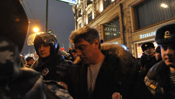 Сотрудники полиции задерживают Бориса Немцова. Архивное фото Сотрудники полиции задерживают Бориса Немцова. Архивное фото