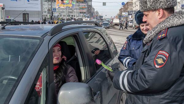 Сотрудники ГИБДД поздравили букетами цветов новосибирских автоледи, событийное фото Сотрудники ГИБДД поздравили букетами цветов новосибирских автоледи, событийное фото