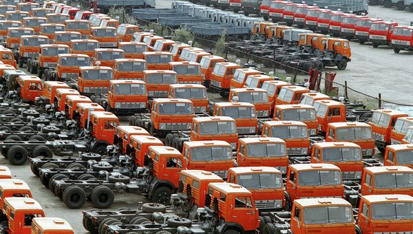 Автомобили КамАЗ на территории завода. Архивное фото Автомобили КамАЗ на территории завода. Архивное фото