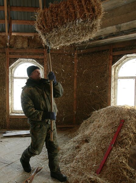 Пенсионеры Толстоуховы строят дом из соломы в Алтайском крае Пенсионеры Толстоуховы строят дом из соломы в Алтайском крае