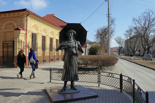 Смех сквозь бронзу: 7 памятников любимым персонажам кинокомедий Смех сквозь бронзу: 7 памятников любимым персонажам кинокомедий