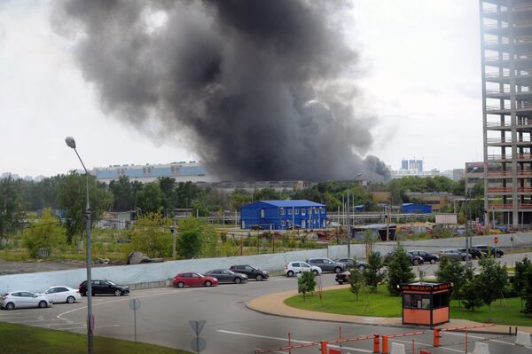 Пожар на складе с шинами на территории бывшего завода имени Лихачёва в Москве Пожар на складе с шинами на территории бывшего завода имени Лихачёва в Москве