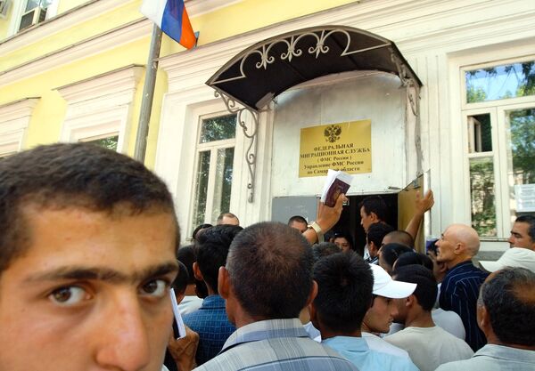 Очередь у здания ФМС России Очередь у здания ФМС России