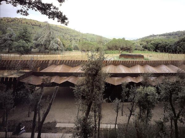 Панорама винодельни Bell Lloc Winery в Испании Панорама винодельни Bell Lloc Winery в Испании