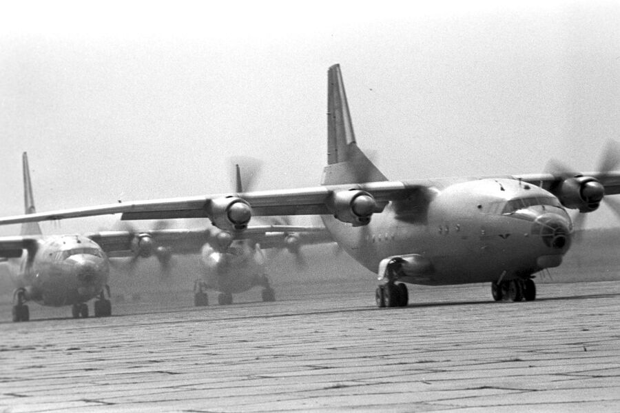 Десантно-транспортный самолет Ан-12 Десантно-транспортный самолет Ан-12