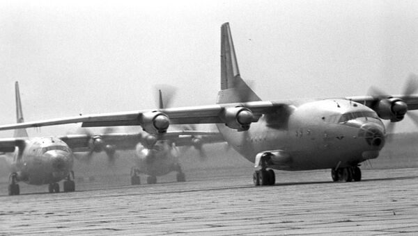 Десантно-транспортный самолет Ан-12 Десантно-транспортный самолет Ан-12