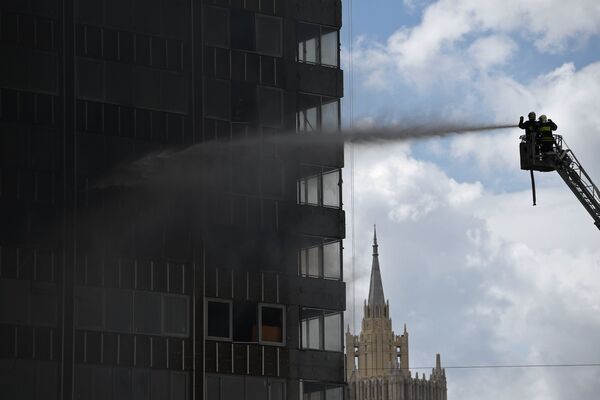 Высотное здание горит на Новом Арбате в Москве Высотное здание горит на Новом Арбате в Москве