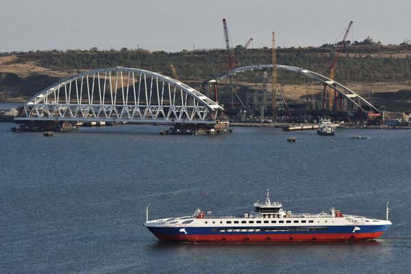 Арку Крымского моста переместили на плавучие опоры Арку Крымского моста переместили на плавучие опоры