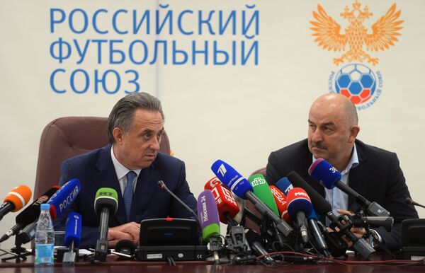 Министр спорта РФ, президент РФС Виталий Мутко (слева) и футбольный тренер Станислав Черчесов Министр спорта РФ, президент РФС Виталий Мутко (слева) и футбольный тренер Станислав Черчесов